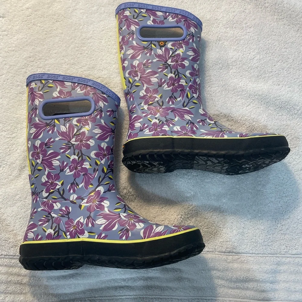 BOGS rain boots in Periwinkle Magnolia Print - girls size 3